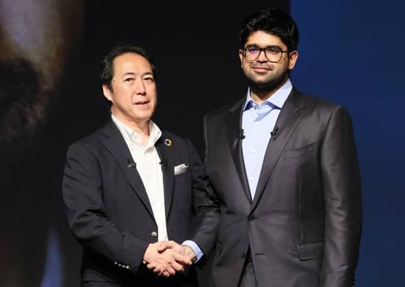 News Themen der Woche KW25 News Bilder des Tages June 17, 2024, Tokyo, Japan - Japan s telecommunication giant Softbank exective vice presidnt Hiroyuki Terao (L) shakes hands with American AI startup Perplexity CEO Aravind Srinivas (R) as Softbank and Perplexity agreed their strategic parnership at a press conference in Tokyo on Monday, June 17, 2024. (photo by Yoshio Tsunoda AFLO)  , aflo_256662186.jpg,