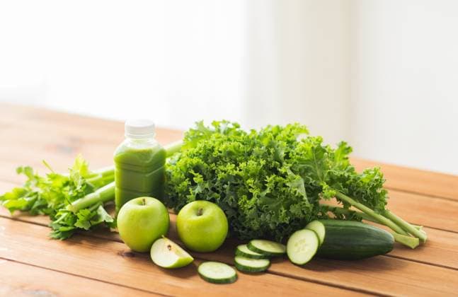 healthy eating, food, dieting and vegetarian concept - bottle with green juice, fruits and vegetables on wooden table ,model released, Symbolfoto; gesund eating, food, dieting und vegetarisch Konzept Flasche mit Grün juice, Früchte und Gemüse am hölzern Tisch ,model released, Symbolfoto ING_33594_186194