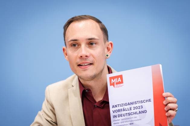 News Themen der Woche KW25 News Bilder des Tages Silas Kropf, Vorstandsvorsitzender MIA e.V., aufgenommen waehrend Bundespressekonferenz zur Vorstellung des Jahresberichts zu antiziganistischen Vorfaellen 2023 in Berlin, 17.06.2024. Berlin Deutschland *** Silas Kropf, Chairman of the Board MIA e V , recorded during the federal press conference for the presentation of the annual report on antiziganist incidents 2023 in Berlin, 17 06 2024 Berlin Germany Copyright: xJulianexSonntagxphotothek.dex