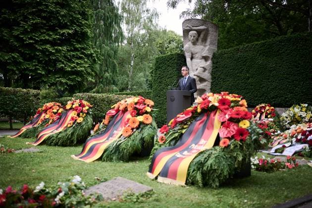News Themen der Woche KW25 News Bilder des Tages Berlin, Gedenkveranstaltung zum Volksaufstand in der DDR vom 17. Juni 1953 Gedenkveranstaltung der Bundesregierung auf dem Friedhof Seestraße zum Volksaufstand in der DDR vom 17. Juni 1953 mit dem Regierenden Bürgermeister Kai Wegner (CDU) und dem Landwirtschaftsminister Cem Özdemir (Grüne) am 17.06.2024 in Berlin. Cem Özdemir während seiner Rede. Berlin Berlin Deutschland *** Berlin, Commemorative event on the popular uprising in the GDR on 17 June 1953 Commemorative event of the Federal Government at the Seestraße cemetery on the popular uprising in the GDR on 17 June 1953 with the Governing Mayor Kai Wegner CDU and the Minister of Agriculture Cem Özdemir Greens on 17 June 2024 in Berlin Cem Özdemir during his speech Berlin Berlin Germa