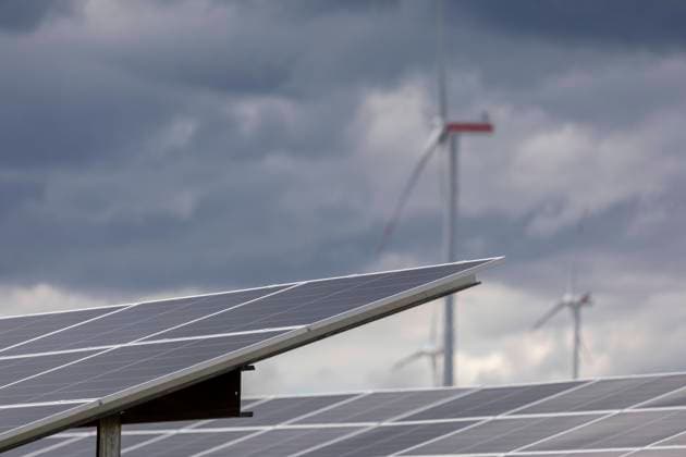 Bilderserie 16.06.2024, Solarpark, Windrad, Photovoltaik im ländlichen Raum Windräder und Solarpanels, verschiedene Schärfebereiche Hombeer, Steigerwald Bayern Deutschland *** Photo series 16 06 2024, Solar park, wind turbine, photovoltaics in rural areas Wind turbines and solar panels, various focus areas Hombeer, Steigerwald Bavaria Germany