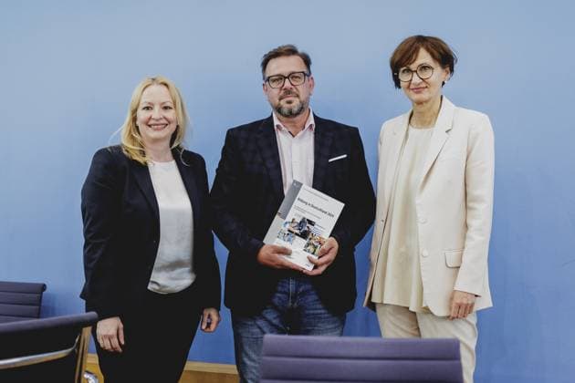 News Themen der Woche KW25 News Bilder des Tages (L-R) Christine Streichert-Clivot, Ministerin fuer Bildung und Kultur des Saarlands, Kai Maaz, Sprecher der Autorengruppe des Leibniz-Instituts fuer Bildungsforschung und Bildungsinformation, und Bettina Stark-Watzinger (FDP), Bundesministerin fuer Bildung und Forschung, aufgenommen im Rahmen einer Pressekonferenz zur Veroeffentlichung des Berichts Bildung in Deutschland 2024 in Berlin, 17.06.2024. Berlin Deutschland *** L R Christine Streichert Clivot, Minister for Education and Culture of the Saarland, Kai Maaz, spokesman for the authors group of the Leibniz Institute for Research and Information in Education, and Bettina Stark Watzinger FDP , Federal Minister for Education and Research, at a press conference on the publication of the Copyright: xFlorianxGaertnerxphotothek.dex