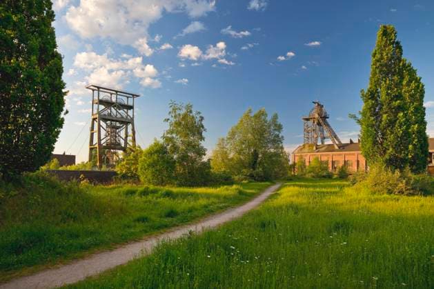 Stadtteilpark Gneisenau mit den beiden Foerdergeruesten der stillgelegten Zeche, Deutschland, Nordrhein-Westfalen, Ruhrgebiet, Dortmund Gneisenau park with the two headframes of the disused colliery, Germany, North Rhine-Westphalia, Ruhr Area, Dortmund BLWS710637