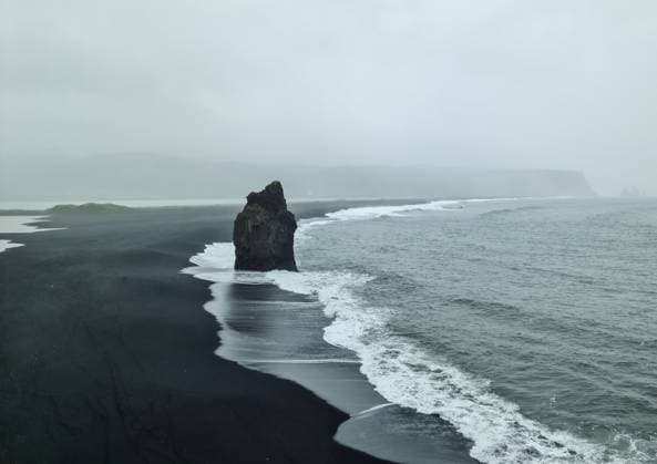 Creative Highlights World Basaltfelsen am berühmten schwarzen Strand in Island *** Basalt Rocks on famous Black people Beach in Iceland 1127131131