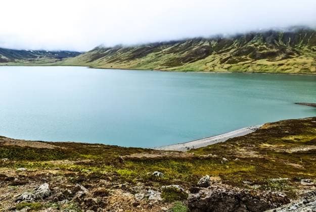 Creative Highlights World Blick auf einen wunderschönen See mit spektakulären Wolken und Bergen in der isländischen Landschaft *** View at a wonderful Lake with spectacular Clouds and Bergen in the Icelandic Landscape 1127131163