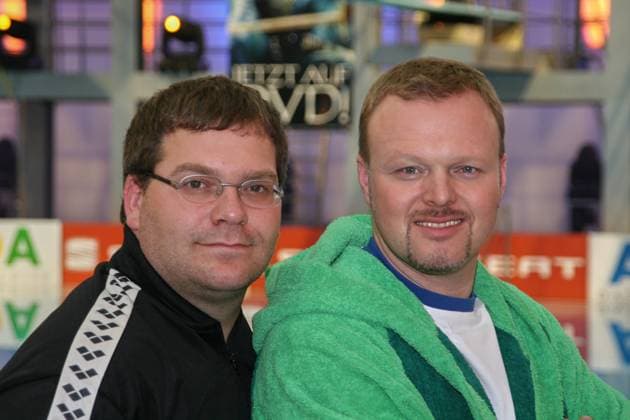 PK TV Total Turmspringen 2005 Elton (Alexander Duszat) und Stefan Raab - Pressekonferenz (PK) zu Das grosse TV Total Turmspringen 2005 in der Schwimm- und Sprunghalle im Europasportpark (SSE) in Berlin am 25.11.2005.