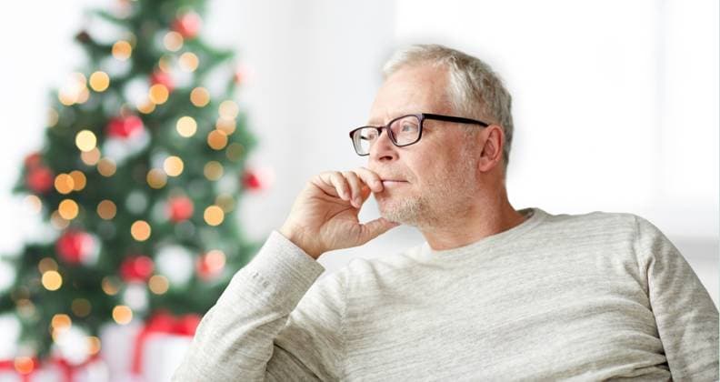 old age, holidays, problem and people concept - senior man in glasses thinking at home over christmas tree background ,model released, Symbolfoto; Alte age, holidays, Problems und Personen Konzept ranghoher Mann in Brille Denken im Heimat trueber Weihnachten Baum Hintergrund ,model released, Symbolfoto ING_33594_199853