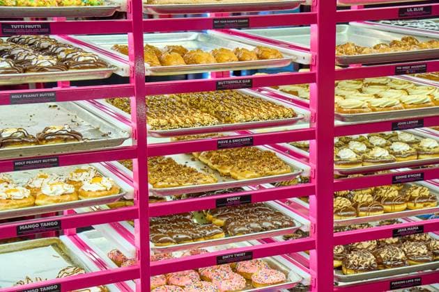 Las Vegas, Nevada, United States of America - June 10, 2024: Display of doughnuts from the Pinkbox Doughnuts store in the USA, known for its diverse and creative doughnut creations *** Auslage von Donuts aus dem Pinkbox Doughnuts Geschäft in den USA, bekannt für seine vielfältigen und kreativen Donut Kreationen