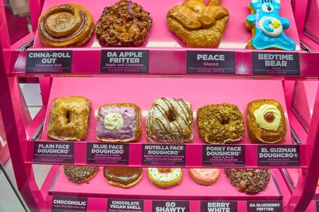Las Vegas, Nevada, United States of America - June 10, 2024: Display of doughnuts from the Pinkbox Doughnuts store in the USA, known for its diverse and creative doughnut creations *** Auslage von Donuts aus dem Pinkbox Doughnuts Geschäft in den USA, bekannt für seine vielfältigen und kreativen Donut Kreationen