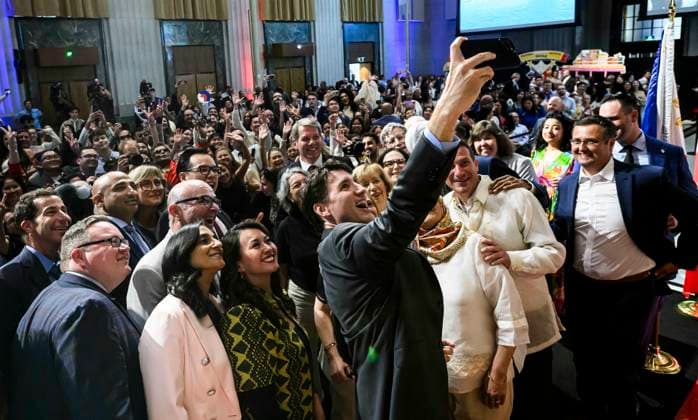News Themen der Woche KW25 News Bilder des Tages June 17, 2024, Ottawa, On, CAN: Prime Minister Justin Trudeau takes a group selfie with members of the Liberal caucus and attendees at the Filipino Heritage Month reception, in Ottawa, on Monday, June 17, 2024. Ottawa CAN  - ZUMAc35_ 20240617_zaf_c35_052 Copyright: xJustinxTangx