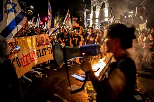 Bilder des Jahres 2024, News 06 Juni News Themen der Woche KW25 News Bilder des Tages Anti Government Protest in Jerusalem Ayala Metzger chants with load speaker as protestors wave signs and the Israeli flag during a demonstration in Jerusalem, Monday, June 17 2024. Israeli Anti-government protesters rallied in Jerusalem Monday, some clashed with police near the home of Prime Minister Benjamin Netanyahu calling for new elections and a hostage deal with Hamas. Netanyahu dissolved the war cabinet on Sunday in an attempt to defuse demands by the far-right members of his coalition to be included in what has been a small forum that has charted the direction of the Gaza war since October 7. Photo by Eyal Warshavsky. Jerusalem Israel Copyright: xEyalxWarshavskyx