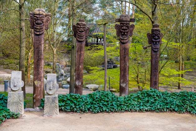 Totempfhäle, Zang Sung, Buk Su, koreanischer Schamanismus, Koreanischer Garten, Gärten der Welt, Berlin, Deutschland mcpins *** Totem pole, Zang Sung, Buk Su, Korean shamanism, Korean garden, Gardens of the World, Berlin, Germany mcpins mcpins