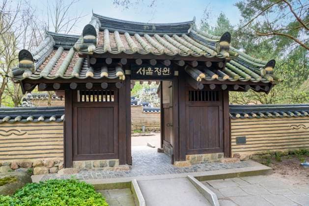Traditionelles Eingangstor eines Koreanischen Wohnhauses, Koreanischer Garten, Gärten der Welt, Berlin, Deutschland mcpins *** Traditional entrance gate of a Korean house, Korean Garden, Gardens of the World, Berlin, Germany mcpins mcpins