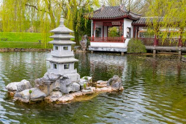 Teich Spiegel des Himmels mit Pagoden, Teehaus, als Zentrum eines chinesichen Garten, chinesischer Garten, Gärten der Welt, Berlin, Deutschland mcpins *** pond mirror of the sky with pagodas, teahouse, as center of a chinese garden, chinese garden, gardens of the world, Berlin, Germany mcpins mcpins
