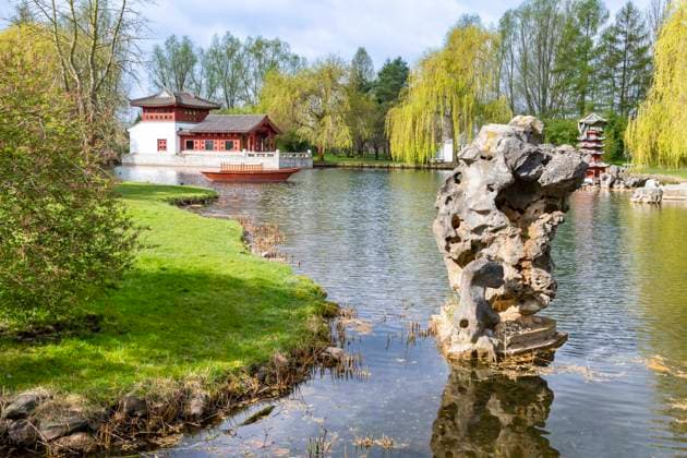 Teich Spiegel des Himmels mit Pagoden, Teehaus, als Zentrum eines chinesichen Garten, chinesischer Garten, Gärten der Welt, Berlin, Deutschland mcpins *** pond mirror of the sky with pagodas, teahouse, as center of a chinese garden, chinese garden, gardens of the world, Berlin, Germany mcpins mcpins