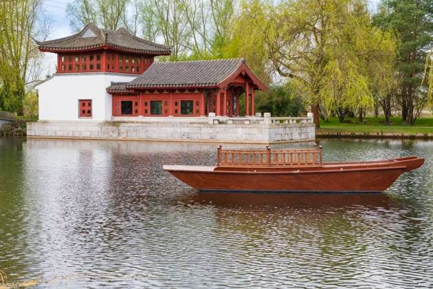Teich Spiegel des Himmels mit Pagoden, Teehaus, als Zentrum eines chinesichen Garten, traditionelles chinesisches Boot, Ruderboot, chinesischer Garten, Gärten der Welt, Berlin, Deutschland mcpins *** pond mirror of the sky with pagodas, teahouse, as center of a chinese garden, traditional chinese boat, rowing boat, chinese garden, gardens of the world, Berlin, Germany mcpins mcpins