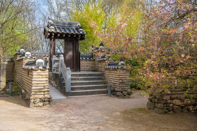 Traditionelles Eingangstor zum Innenhof eines Koreanischen Wohnhauses, Koreanischer Garten, Gärten der Welt, Berlin, Deutschland mcpins *** Traditional entrance gate to the inner courtyard of a Korean house, Korean Garden, Gardens of the World, Berlin, Germany mcpins mcpins