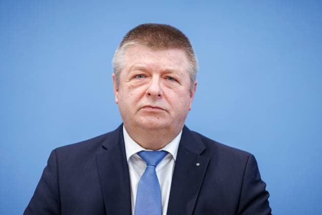 Thomas Haldenwang, Praesident des Bundesamtes fuer Verfassungsschutz, aufgenommen waehrend Bundespressekonferenz zur Vorstellung des Verfassungsschutzberichts 2023, in Berlin, 18.06.2024. Berlin Deutschland *** Thomas Haldenwang, President of the Federal Office for the Protection of the Constitution, recorded during the Federal Press Conference on the presentation of the 2023 Report on the Protection of the Constitution, in Berlin, 18 06 2024 Berlin Germany Copyright: xJulianexSonntagxphotothek.dex