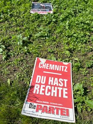 Plakat Die Partei Im Gras in Chemnitz liegt ein Wahlplakat der Die Partei: Chemnitz, Du hast Rechte , 8.6.2024 *** Poster Die Partei In the grass in Chemnitz lies an election poster of Die Partei Chemnitz, Du hast Rechte , 8 6 2024