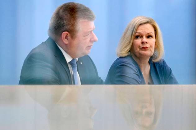 Thomas Haldenwang und Nancy Faeser bei der Bundespressekonferenz Vorstellung des Verfassungsschutzberichts 2023 im Haus der Bundespressekonferenz. Berlin, 18.06.2024 *** Thomas Haldenwang and Nancy Faeser at the Federal Press Conference Presentation of the 2023 Report on the Protection of the Constitution at the Federal Press Conference Center Berlin, 18 06 2024 Foto:xF.xKernx xFuturexImagex verfassungsschutzbericht_4624