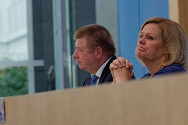 Verfassungsschutzbericht vorgestellt 2024-06-18 Deutschland, Berlin - Bundespressekonferenz: Nancy Faeser (SPD), Bundesministerin des Inneren und für Heimat, und Thomas Haldenwang, Präsident des Bundesamts für Verfassungsschutz (BfV), stellen den Verfassungsschutzbericht 2023 vor. *** Report on the Protection of the Constitution presented 2024 06 18 Germany, Berlin Federal Press Conference Nancy Faeser SPD , Federal Minister of the Interior and for Home Affairs, and Thomas Haldenwang, President of the Federal Office for the Protection of the Constitution BfV , present the Report on the Protection of the Constitution 2023