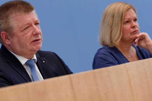 Verfassungsschutzbericht vorgestellt 2024-06-18 Deutschland, Berlin - Bundespressekonferenz: Nancy Faeser (SPD), Bundesministerin des Inneren und für Heimat, und Thomas Haldenwang, Präsident des Bundesamts für Verfassungsschutz (BfV), stellen den Verfassungsschutzbericht 2023 vor. *** Report on the Protection of the Constitution presented 2024 06 18 Germany, Berlin Federal Press Conference Nancy Faeser SPD , Federal Minister of the Interior and for Home Affairs, and Thomas Haldenwang, President of the Federal Office for the Protection of the Constitution BfV , present the Report on the Protection of the Constitution 2023