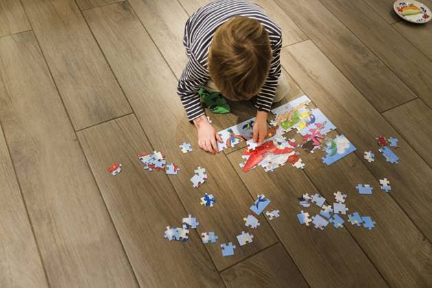 Kind spielt mit einem Puzzle, Oostkapelle, 20.01.2024. Oostkapelle Niederlande *** Child playing with a puzzle, Oostkapelle, 20 01 2024 Oostkapelle Netherlands Copyright: xUtexGrabowskyxphotothek.dex