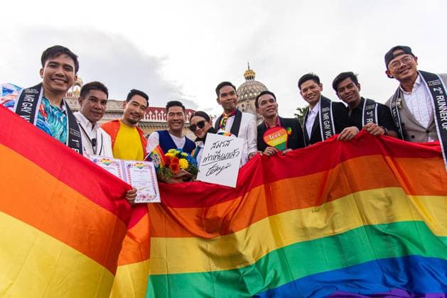 News Themen der Woche KW25 News Bilder des Tages June 18, 2024, Bangkok, Thailand: Participants seen holding a huge rainbow flag during the celebration event at the Government house. Thailand in history has become the first country in Southeast Asia to approve the same-sex marriage, the Thailand council will pass the bill to legalize the same-sex marriage on June 18, 2024 and the law will be active in 120 days. Bangkok Thailand - ZUMAs197 20240618_aaa_s197_060 Copyright: xPeeraponxBoonyakiatx