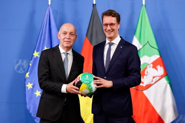 News Themen der Woche KW25 News Bilder des Tages DFB-Präsident Bernd Neuendorf und NRW-Ministerpräsident Hendrik Wüst (CDU) mit einem offiziellen Spielball der UEFA EURO 2024 Europameisterschaft bei einem Presse-Statement nach der Kabinettsitzung in der Staatskanzlei. Düsseldorf, 18.06.2024 NRW Deutschland *** DFB President Bernd Neuendorf and NRW Minister President Hendrik Wüst CDU with an official match ball of the UEFA EURO 2024 European Championship during a press statement after the cabinet meeting in the State Chancellery Düsseldorf, 18 06 2024 NRW Germany Copyright: xChristophxHardtx