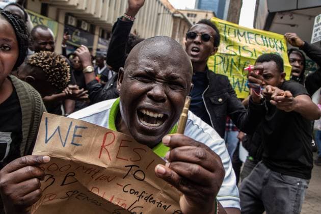 Bilder des Jahres 2024, News 06 Juni News Themen der Woche KW25 News Bilder des Tages June 18, 2024, Nairobi, Kenya: A protester gestures while showing a bullet after police fired rounds to disperse protesters during a demonstration against the Finance Bill 2024 in the streets of Nairobi. The bill proposes several new taxes, including a motor vehicle circulation tax, money transfer tax, eco levy tax, and excise duties on bread and cooking oil. The demonstration dubbed RejectTheFinanceBill2024 takes place as the bill is being tabled, with protesters urging members of parliament to reject the contentious provisions. Nairobi Kenya - ZUMAs197 20240618_aaa_s197_076 Copyright: xJamesxWakibiax
