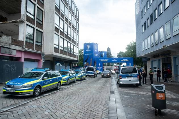 UEFA EURO 2024 in Köln, Public Viewing in Köln, Fan Zone am Heumarkt, Altermarkt. Polizeiautos stehen vor der FanZone am Heumarkt. UEFA EURO 2024 in Köln, Public Viewing in Köln, Fan Zone am Heumarkt, Altermarkt. Köln Innenstadt NRW Deutschland Copyright: xBEAUTIFULxSPORTS Buriakovx