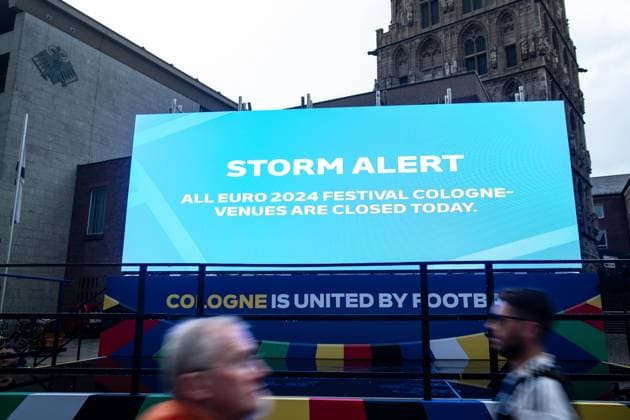 UEFA EURO 2024 in Köln, Public Viewing in Köln, Fan Zone am Heumarkt, Altermarkt. Bildschirm mit dem Storm alert, Altermarkt, UEFA EURO 2024 in Köln, Public Viewing in Köln, Fan Zone am Heumarkt, Altermarkt. Köln Innenstadt NRW Deutschland Copyright: xBEAUTIFULxSPORTS Buriakovx