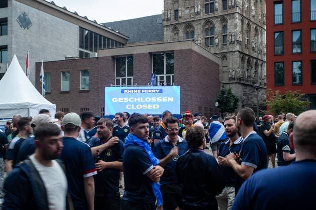 UEFA EURO 2024 in Köln, Public Viewing in Köln, Fan Zone am Heumarkt, Altermarkt. Bildschirm mit dem Storm alert, Altermarkt, UEFA EURO 2024 in Köln, Public Viewing in Köln, Fan Zone am Heumarkt, Altermarkt. Köln Innenstadt NRW Deutschland Copyright: xBEAUTIFULxSPORTS Buriakovx