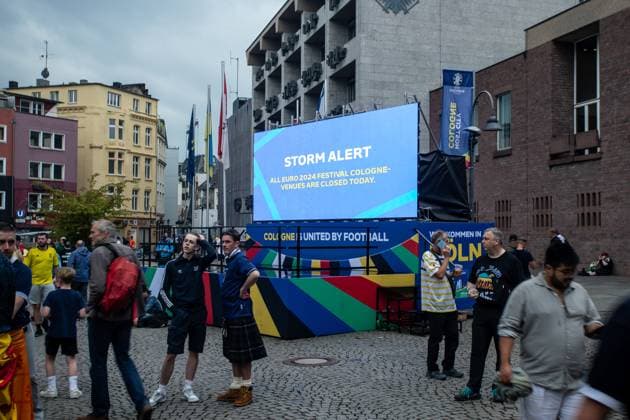 UEFA EURO 2024 in Köln, Public Viewing in Köln, Fan Zone am Heumarkt, Altermarkt. Bildschirm mit dem Storm alert, Altermarkt, UEFA EURO 2024 in Köln, Public Viewing in Köln, Fan Zone am Heumarkt, Altermarkt. Köln Innenstadt NRW Deutschland Copyright: xBEAUTIFULxSPORTS Buriakovx