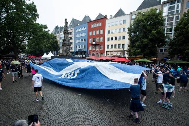 UEFA EURO 2024 in Köln, Public Viewing in Köln, Fan Zone am Heumarkt, Altermarkt. Obwohl Public Viewing abgesagt wurde, sammeln sich fans , Innenstadt. Fans von Schottland. UEFA EURO 2024 in Köln, Public Viewing in Köln, Fan Zone am Heumarkt, Altermarkt. Köln Innenstadt NRW Deutschland Copyright: xBEAUTIFULxSPORTS Buriakovx