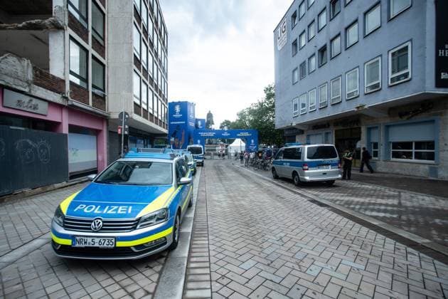 UEFA EURO 2024 in Köln, Public Viewing in Köln, Fan Zone am Heumarkt, Altermarkt. Polizeiautos stehen vor der FanZone am Heumarkt. UEFA EURO 2024 in Köln, Public Viewing in Köln, Fan Zone am Heumarkt, Altermarkt. Köln Innenstadt NRW Deutschland Copyright: xBEAUTIFULxSPORTS Buriakovx