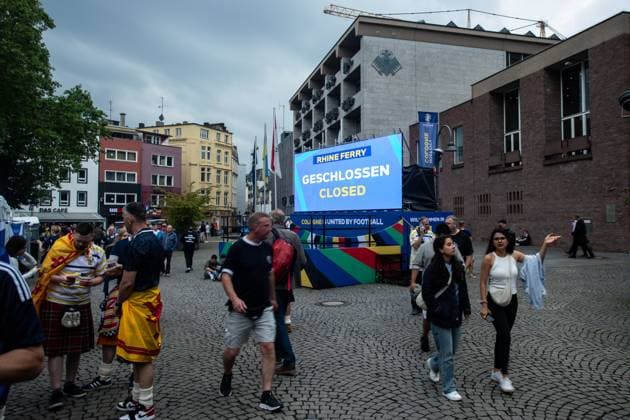 UEFA EURO 2024 in Köln, Public Viewing in Köln, Fan Zone am Heumarkt, Altermarkt. Bildschirm mit dem Storm alert, Altermarkt, UEFA EURO 2024 in Köln, Public Viewing in Köln, Fan Zone am Heumarkt, Altermarkt. Köln Innenstadt NRW Deutschland Copyright: xBEAUTIFULxSPORTS Buriakovx