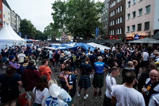 UEFA EURO 2024 in Köln, Public Viewing in Köln, Fan Zone am Heumarkt, Altermarkt. Obwohl Public Viewing abgesagt wurde, sammeln sich fans , Innenstadt. Fans von Schottland. UEFA EURO 2024 in Köln, Public Viewing in Köln, Fan Zone am Heumarkt, Altermarkt. Köln Innenstadt NRW Deutschland Copyright: xBEAUTIFULxSPORTS Buriakovx
