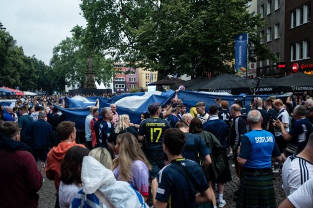 UEFA EURO 2024 in Köln, Public Viewing in Köln, Fan Zone am Heumarkt, Altermarkt. Obwohl Public Viewing abgesagt wurde, sammeln sich fans , Innenstadt. Fans von Schottland. UEFA EURO 2024 in Köln, Public Viewing in Köln, Fan Zone am Heumarkt, Altermarkt. Köln Innenstadt NRW Deutschland Copyright: xBEAUTIFULxSPORTS Buriakovx