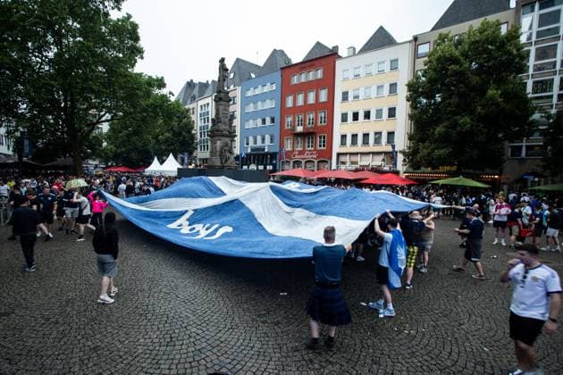 UEFA EURO 2024 in Köln, Public Viewing in Köln, Fan Zone am Heumarkt, Altermarkt. Obwohl Public Viewing abgesagt wurde, sammeln sich fans , Innenstadt. Fans von Schottland. UEFA EURO 2024 in Köln, Public Viewing in Köln, Fan Zone am Heumarkt, Altermarkt. Köln Innenstadt NRW Deutschland Copyright: xBEAUTIFULxSPORTS Buriakovx