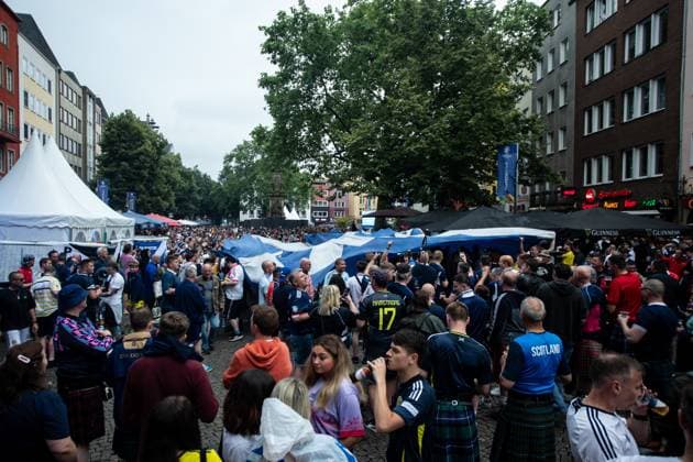 UEFA EURO 2024 in Köln, Public Viewing in Köln, Fan Zone am Heumarkt, Altermarkt. Obwohl Public Viewing abgesagt wurde, sammeln sich fans , Innenstadt. Fans von Schottland. UEFA EURO 2024 in Köln, Public Viewing in Köln, Fan Zone am Heumarkt, Altermarkt. Köln Innenstadt NRW Deutschland Copyright: xBEAUTIFULxSPORTS Buriakovx