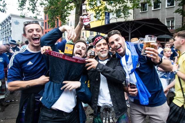 UEFA EURO 2024 in Köln, Public Viewing in Köln, Fan Zone am Heumarkt, Altermarkt. Obwohl Public Viewing abgesagt wurde, sammeln sich fans , Innenstadt. Fans von Schottland. UEFA EURO 2024 in Köln, Public Viewing in Köln, Fan Zone am Heumarkt, Altermarkt. Köln Innenstadt NRW Deutschland Copyright: xBEAUTIFULxSPORTS Buriakovx