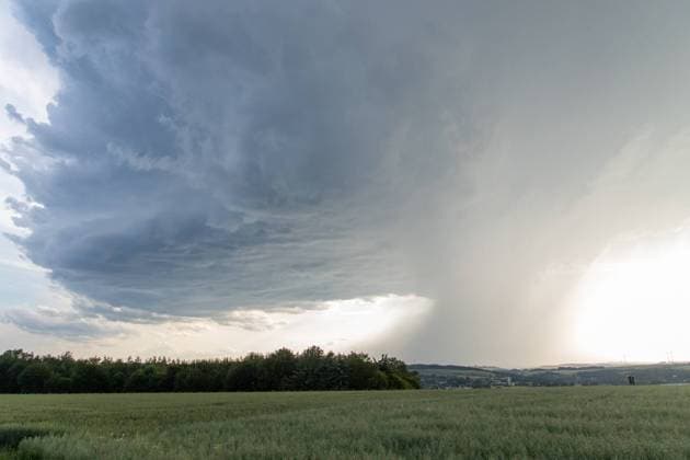 News Bilder des Tages 240618Hagelunwetter News ID: EN 2024-06-18 Superzelle überquert Westsachsen und Erzgebirge – Autofahrer retten sich im Hagelschlag unter Tankstelle Hartenstein. Heftige Unwetter haben heute in Teilen Sachsen für Schäden gesorgt. Auch in Hartenstein zog am Abend eine sogenannte Superzelle hinweg. Dabei traten Starkregen und Hagel mit Korngrößen um 1 Zentimeter auf. Autofahrer, die in das Unwetter hineingefahren waren, suchten Schutz unter einer Tankstelle. Örtlich kam es zu Sturmschäden. So wurden unter anderem Äste abgebrochen und verfingen sich in Telefon oder Stromleitungen. Im Großen und Ganzen ist man in Westsachsen und im Erzgebirge mit einem blauen Auge davongekommen. Wettermodelle hatten im Vorfeld eine deutlich stärkere Gewitte