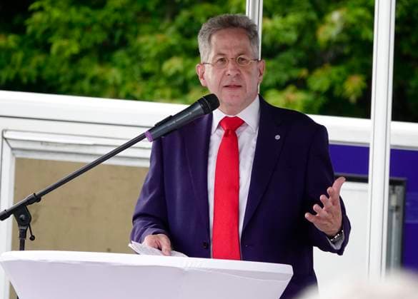 News Themen der Woche KW25 News Bilder des Tages Wahlkampfauftakt_Werteunion 18.06.2024, Chemnitz, Kundgebung, Wahlkampfauftakt Die WerteUnion rief für den 18.06.2024 um 18.00 Uhr in Chemnitz vor dem Karl- Marx- Monument zu einer Kundgebung auf. Dies ist gleichzeitig der Wahlkampfauftakt. Auf der Kundgebung spricht auch der Bundesvorsitzende der WerteUnion, Dr. Hans- Georg Maaßen. Bundesvorsitzender der WerteUnion, Dr. Hans- Georg Maaßen spricht zu den Kundgebungsteilnehmern Chemnitz Sachsen BRD *** Election campaign kick-off WerteUnion 18 06 2024, Chemnitz, rally, election campaign kick-off The WerteUnion called for a rally on 18 06 2024 at 18
