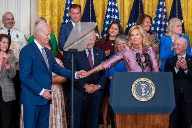 News Themen der Woche KW25 News Bilder des Tages First Lady Jill Biden, with US President Joe Biden, delivers remarks during the DACA 12th Anniversary event in the East room of the White House in Washington, DC on June 18, 2024. President Biden announced his administration s program allowing undocumented immigrants married to U.S. citizens to apply for legal residency.  WAX20240618813 SHAWNxTHEW
