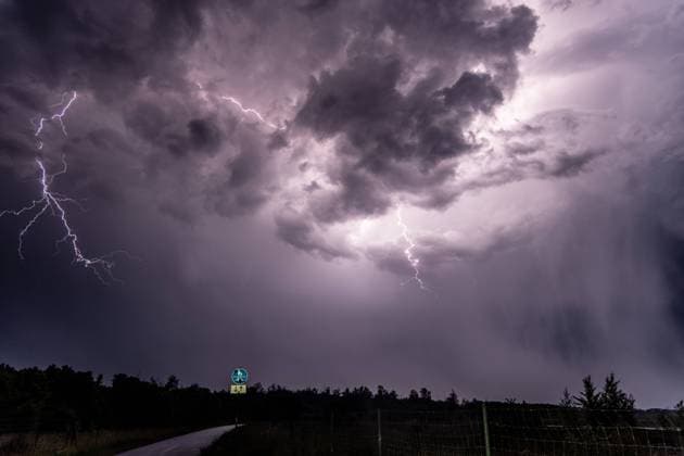 Bilder des Jahres 2024, News 06 Juni News Themen der Woche KW25 News Bilder des Tages Dramatische Gewitter im Landkreis Leipzig. Blitze durchzucken den Himmel. Sturm Blitz *** Dramatic thunderstorms in the district of Leipzig Lightning flashes through the sky Storm Lightning