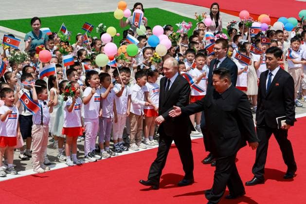 News Themen der Woche KW25 NORTH KOREA, PYONGYANG - JUNE 19, 2024: Russia s President Vladimir Putin and North Korean leader Kim Jong-un (L-R front) attend an official ceremony in Kim Il-sung Square to welcome Putin on a state visit. Vladimir Smirnov POOL TASS  71244090