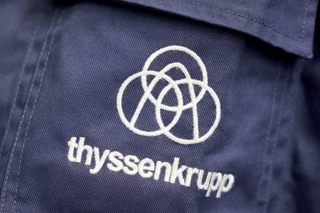 ThyssenKrupp Steel Werk Ferndorf. ThyssenKrupp Steel inverstiert im Siegerland: Ausbau der Produktionskapazitaeten (Produktionskapazitäten) fuer (für) Zink-Magnesium-Produkte fuer (für) die Solarbranche und weitere Anlagenmodernisierungen. ThyssenKrupp Schriftzug und Logo auf einer Arbeitsjacke. ThyssenKrupp Steel Werk Ferndorf am 18.06.2024 in Kreuztal Deutschland. *** ThyssenKrupp Steel Werk Ferndorf ThyssenKrupp Steel invests in expansion of production capacities in Siegerland Production capacities for zinc magnesium products for the solar industry and further plant modernization ThyssenKrupp lettering and logo on a work jacket ThyssenKrupp Steel Werk Ferndorf on 18 06 2024 in Kreuztal Germany