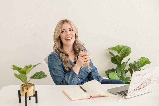 Creative Highlights Symbolbilder Woman smiling and laughing with a cup of coffee in her hand at h Martinez, California, United States R_HOOX240618-1460928-01 ,model released, Symbolfoto