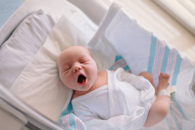 Creative Highlights Symbolbilder Newborn baby lying in a hospital bassinet, yawning Atlanta, Georgia, United States CR_RCYA240618-1462802-01 ,model released, Symbolfoto
